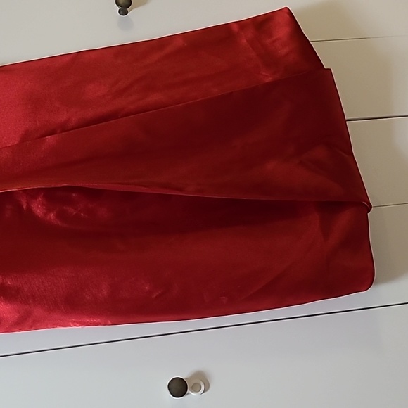 Prom's red, sattin dress - Picture 3 of 10